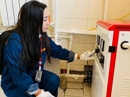 工作人員幫助村民調(diào)整電鍋爐運(yùn)行 工作人員幫助村民調(diào)整電鍋爐運(yùn)行